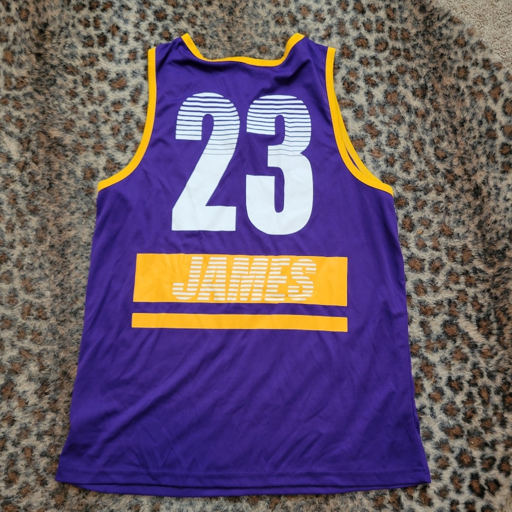 Lakers shirt size L